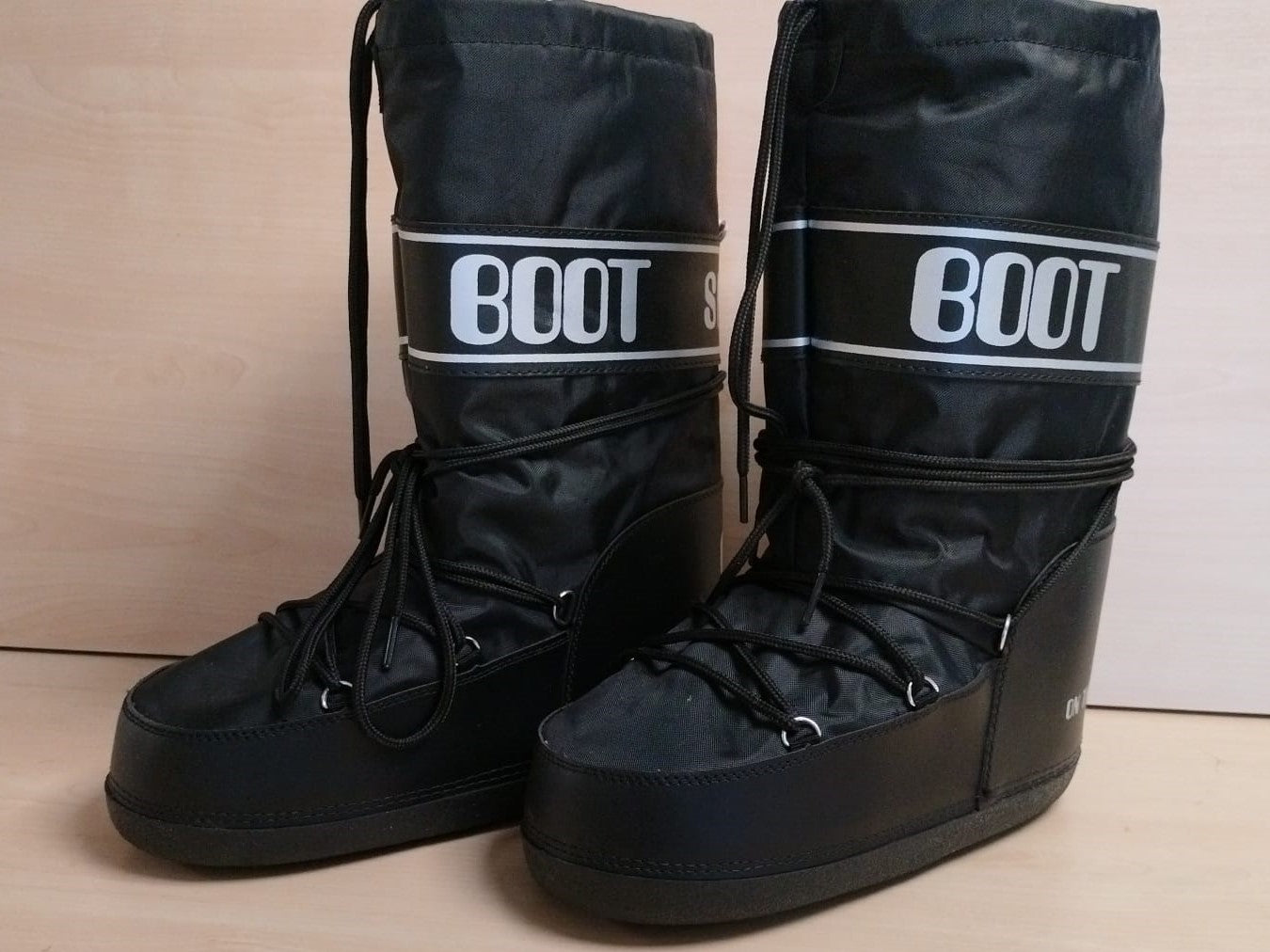 Pre Loved Retro Snow Boots- Black size 7.5 -9 (1928)