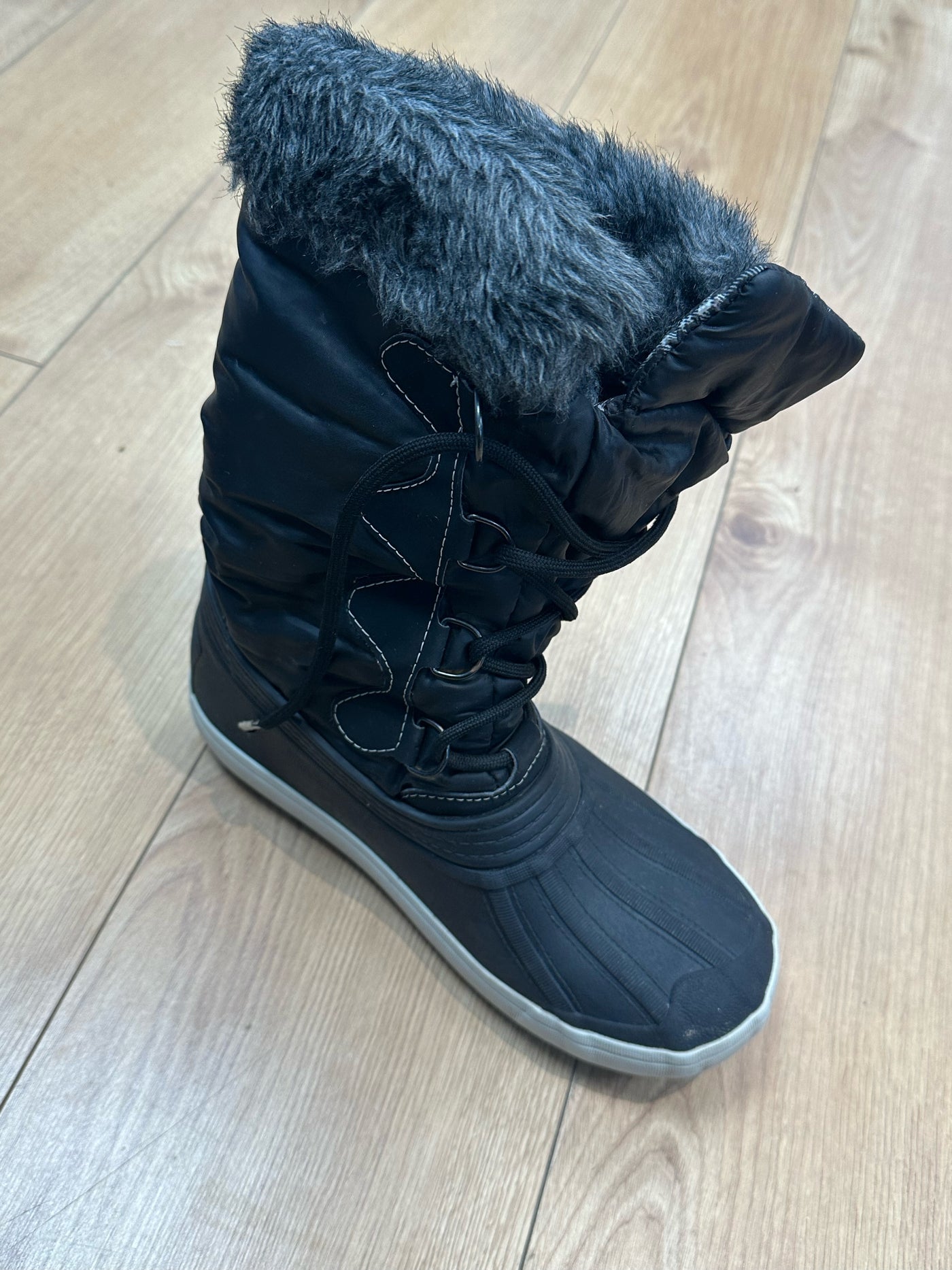 Pre-loved Adult Amelia Boots Size 38/39 (100) Grade B