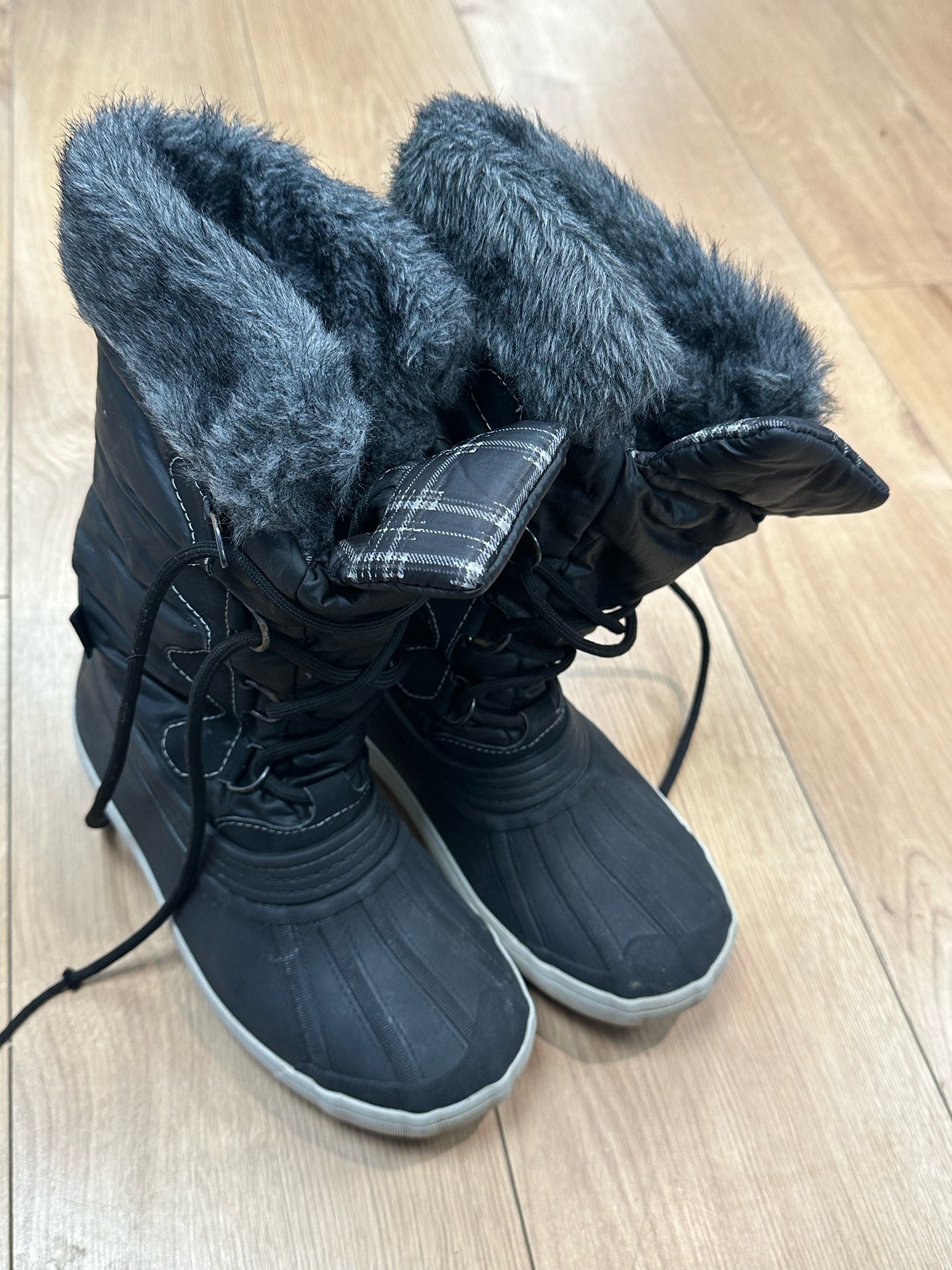Pre-loved Adult Amelia Boots Size 38/39 (100) Grade B